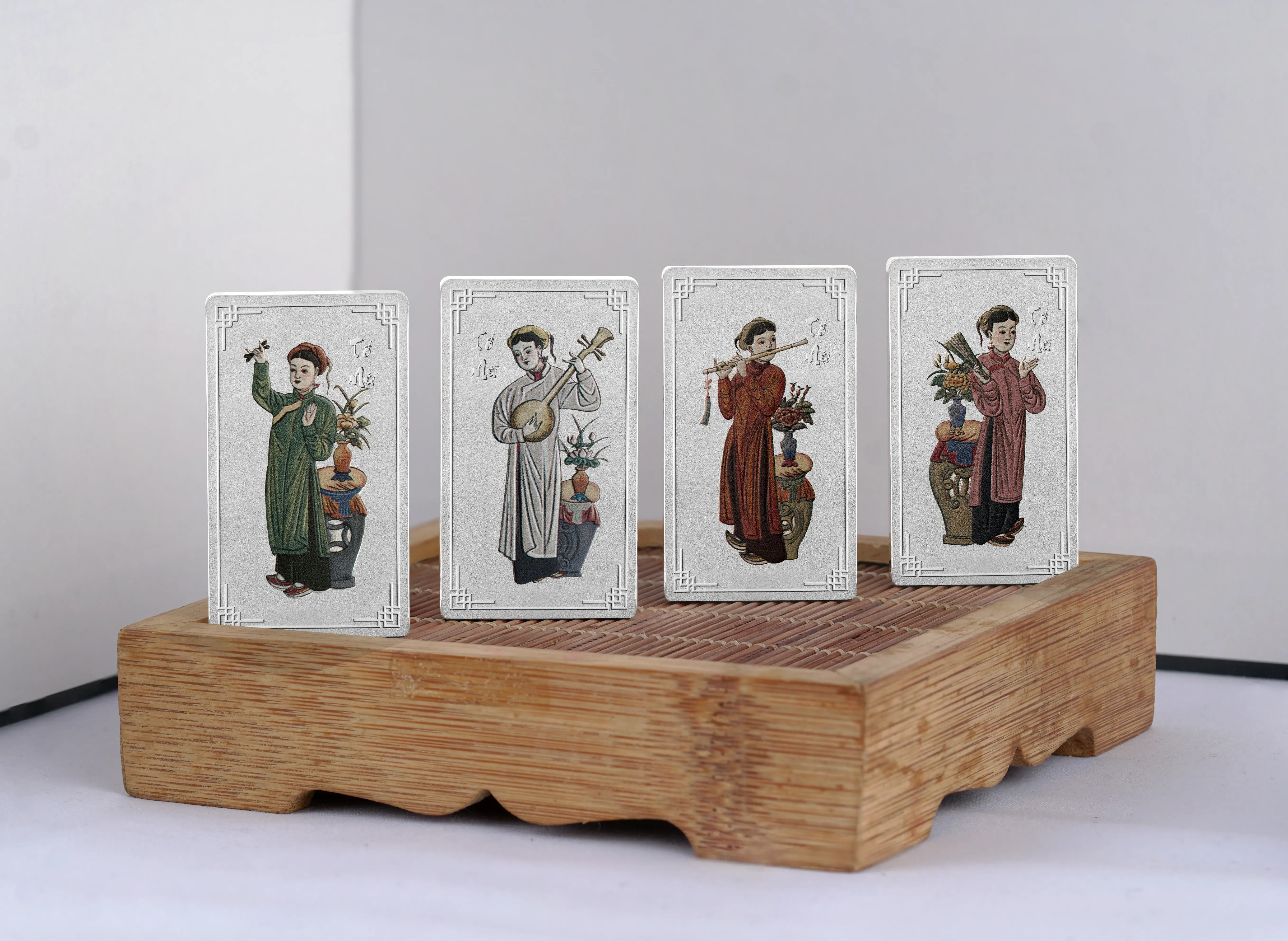 Cận cảnh nét tinh xảo trên thỏi bạc, nơi hình tượng Tố Nữ cầm đàn nguyệt cất lên khúc ca ca ngợi tài năng "Cầm - Kỳ - Thi - Họa" Cận cảnh nét tinh xảo trên thỏi bạc, nơi hình tượng Tố Nữ cầm đàn nguyệt cất lên khúc ca ca ngợi tài năng "Cầm - Kỳ - Thi - Họa"