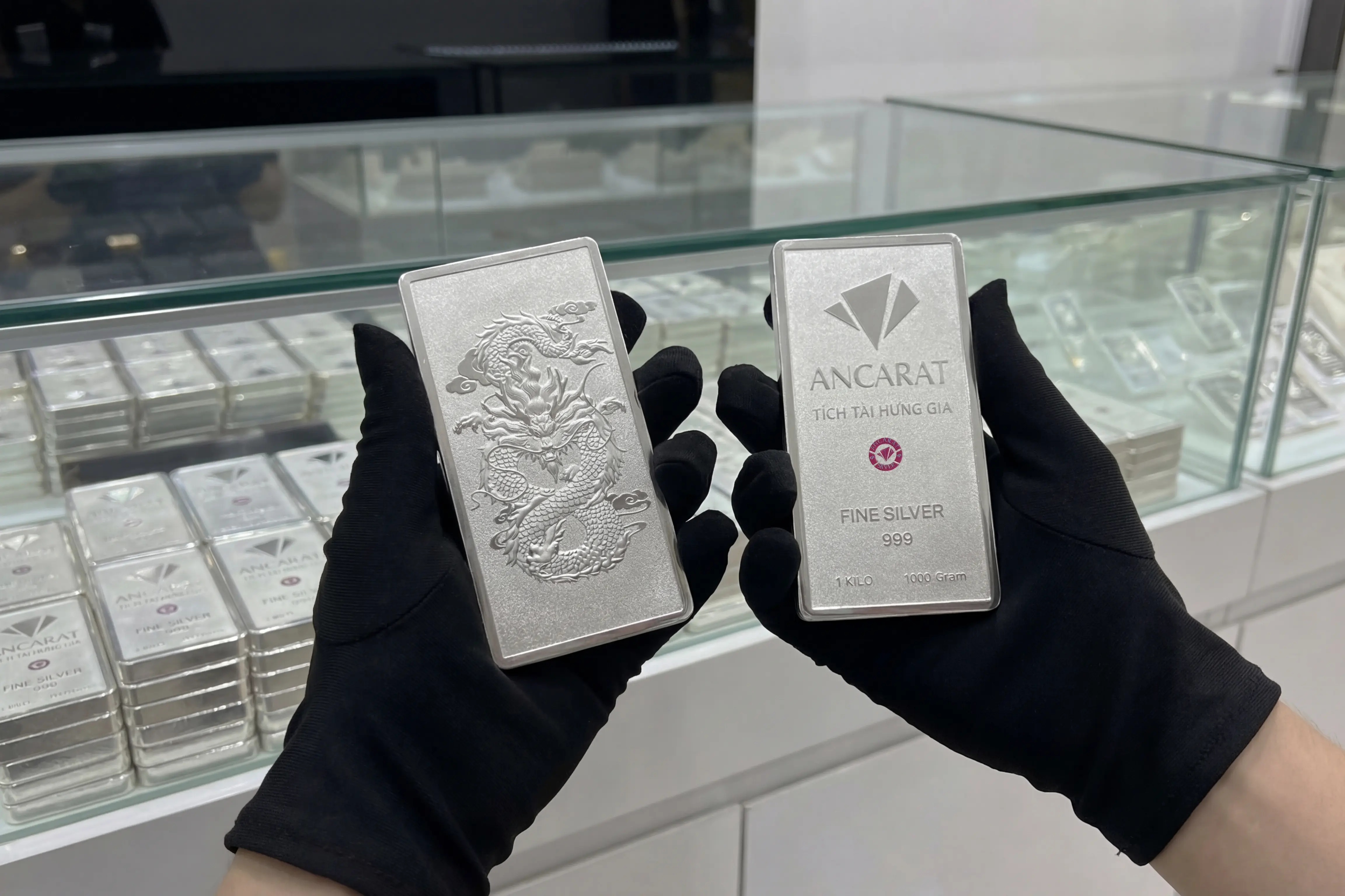 Chọn bạc miếng 999 thương hiệu Ngân Long Quảng Tiến của Ancarat để đảm bảo giá trị tích trữ. 