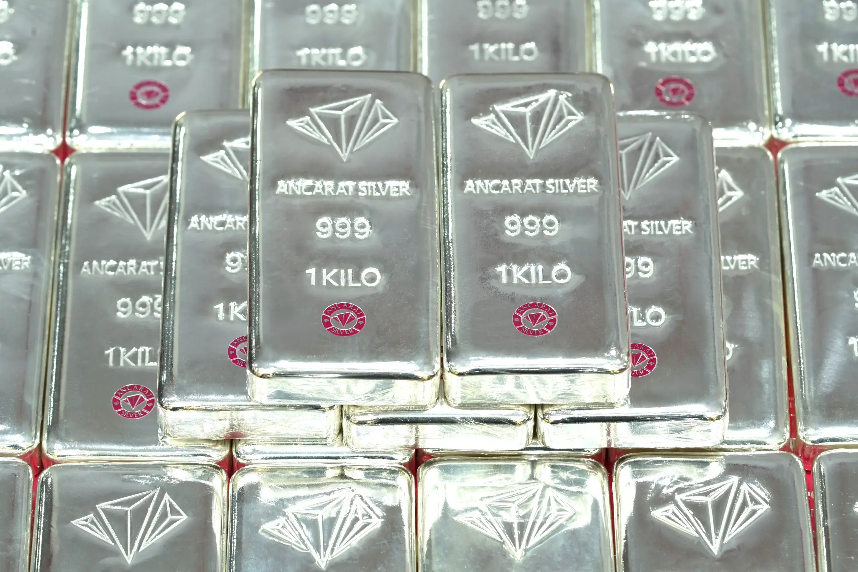 Sự bùng nổ của công nghệ Trí tuệ nhân tạo (AI) và năng lượng tái tạo đang khiến nguồn cung vật chất trên thị trường bạc thâm hụt nghiêm trọng, đẩy giá bạc thế giới lên tầm cao mới.