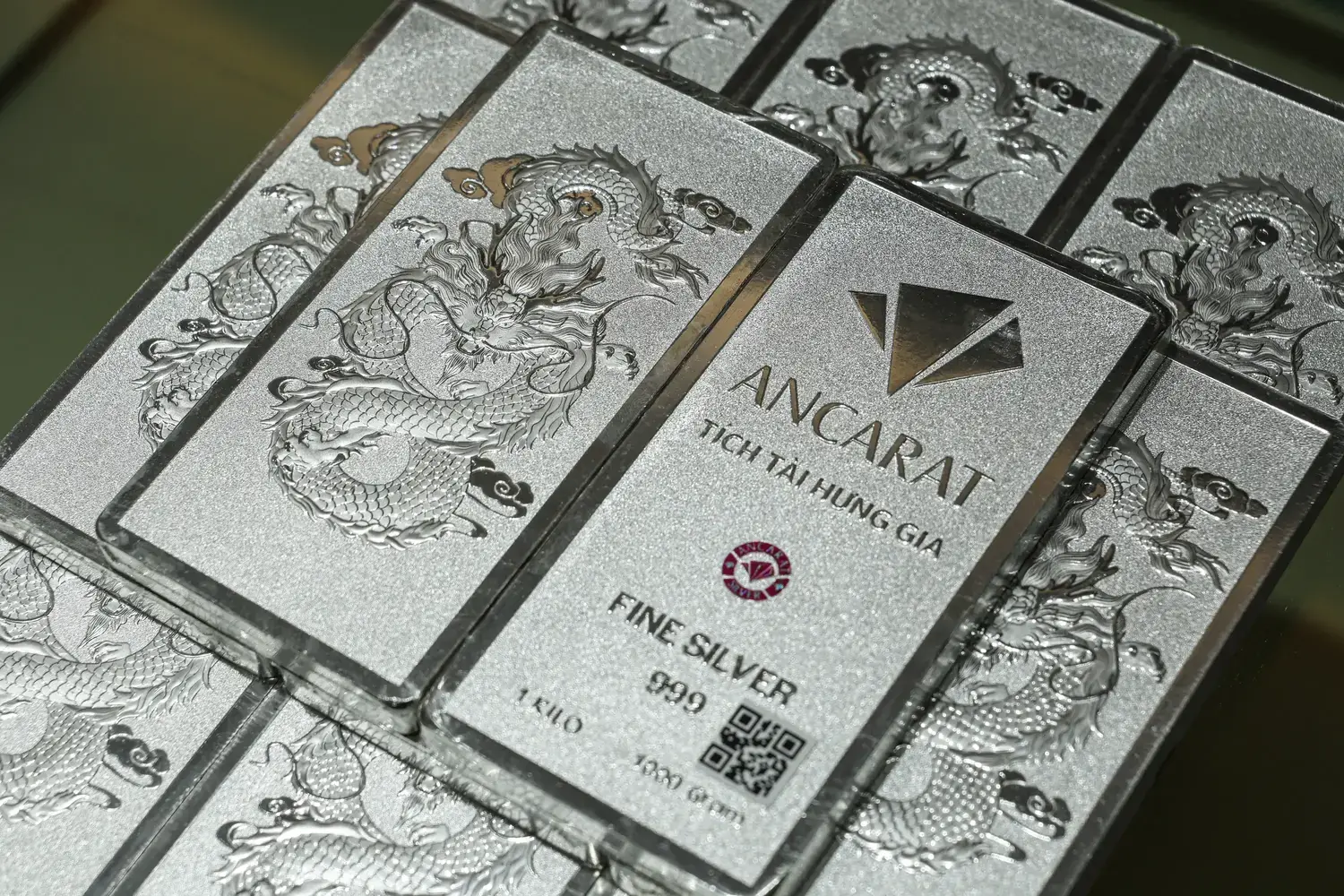 Giá bạc Ancarat sáng nay ghi nhận mức giảm 1,7% (tương đương 62.000 VNĐ/lượng Ngân Long Quảng Tiến) theo đà giảm thế giới.