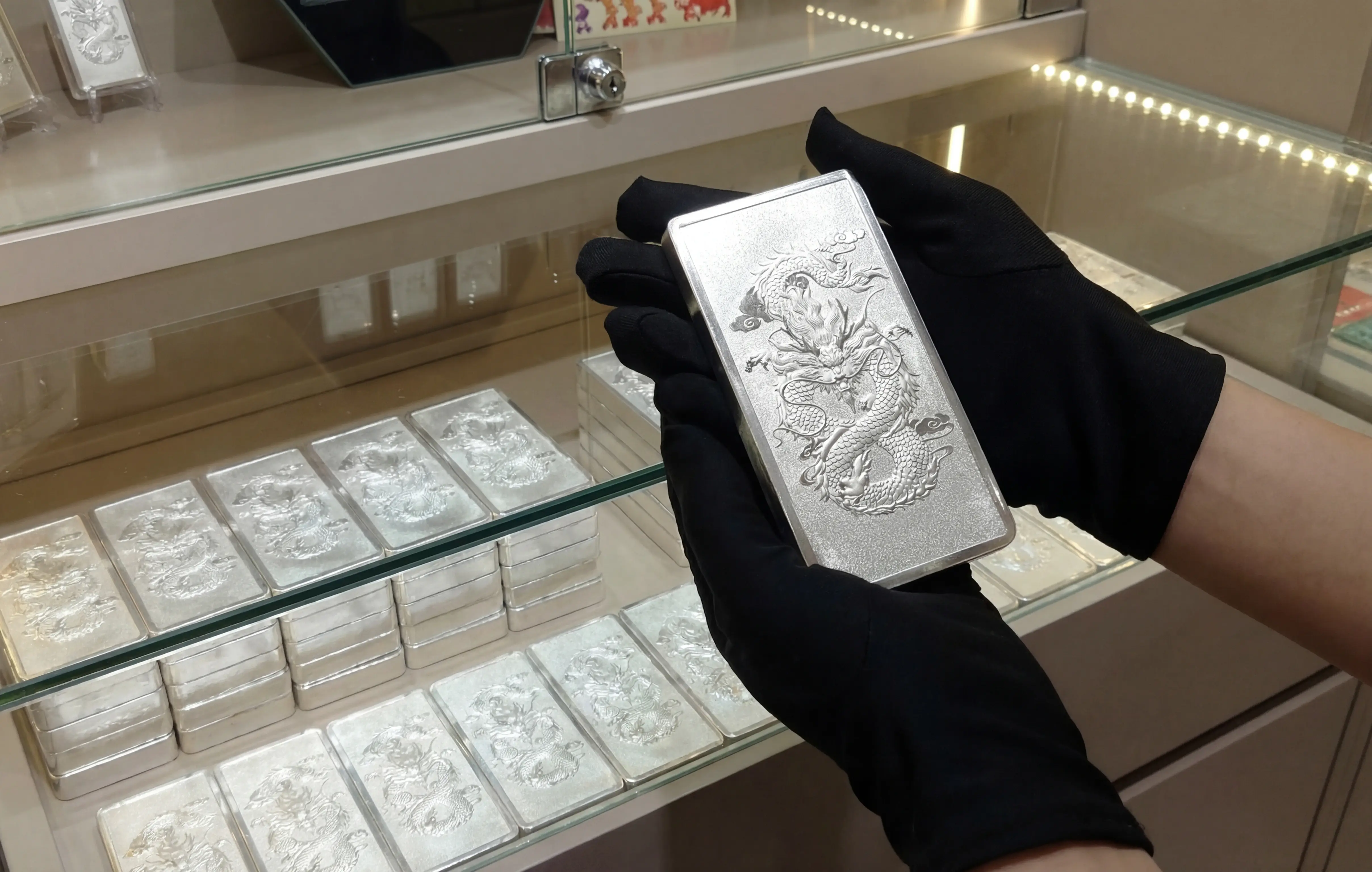 Bạc thỏi 1kg Ancarat tiến sát mốc 90 triệu đồng. Với cấu trúc thị trường đã được "thanh lọc" đầu cơ, chuyên gia khuyến nghị tiếp tục nắm giữ (Hold) để đón sóng tăng trưởng dài hạn.