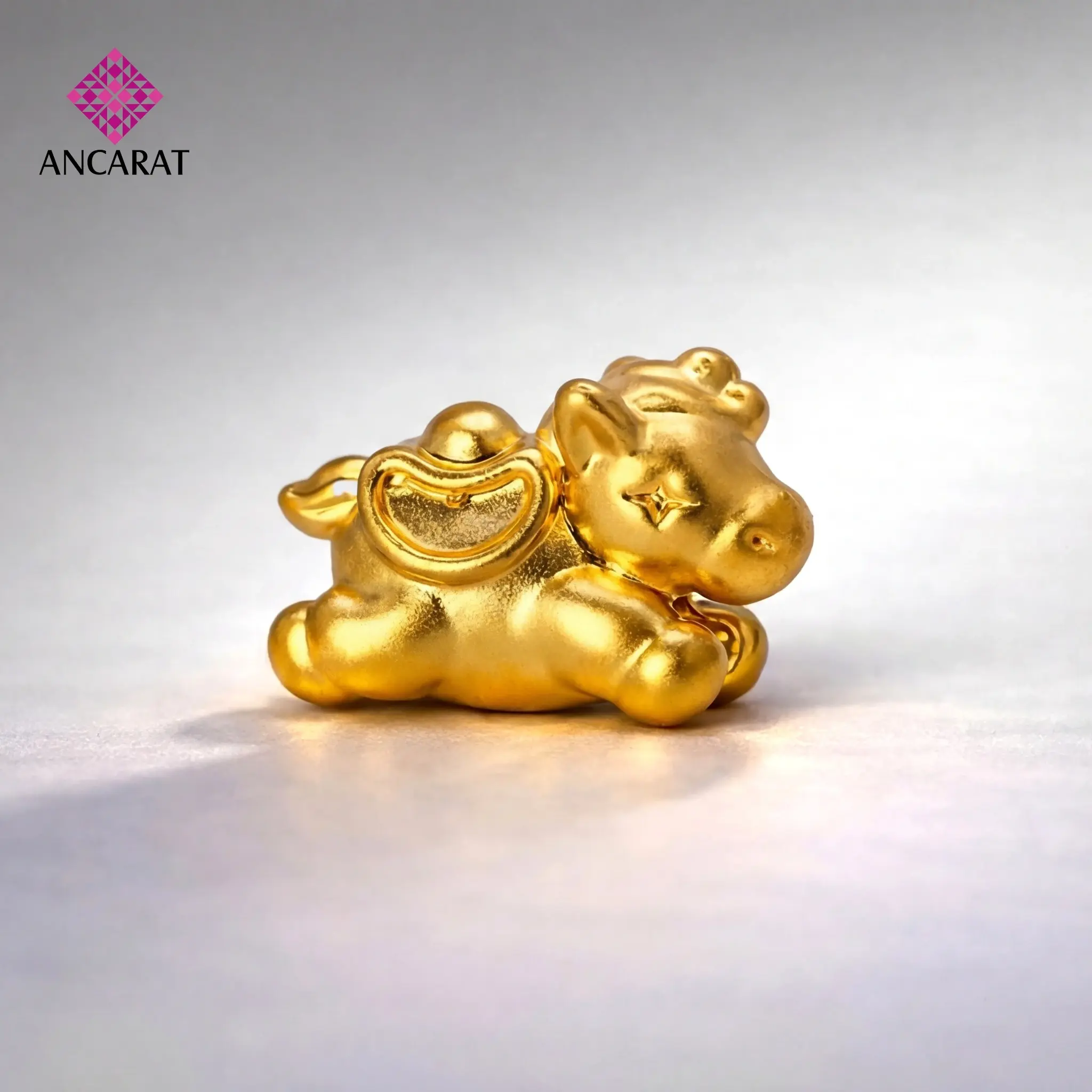 Charm Ngựa Bính Ngọ 2026 – Trang sức vàng phong thủy mang biểu tượng của sự bền bỉ và thuận lợi, món quà tết tặng ba mẹ gắn kết tình thân đầy sang trọng. Charm Ngựa Bính Ngọ 2026 – Trang sức vàng phong thủy mang biểu tượng của sự bền bỉ và thuận lợi, món quà tết tặng ba mẹ gắn kết tình thân đầy sang trọng.