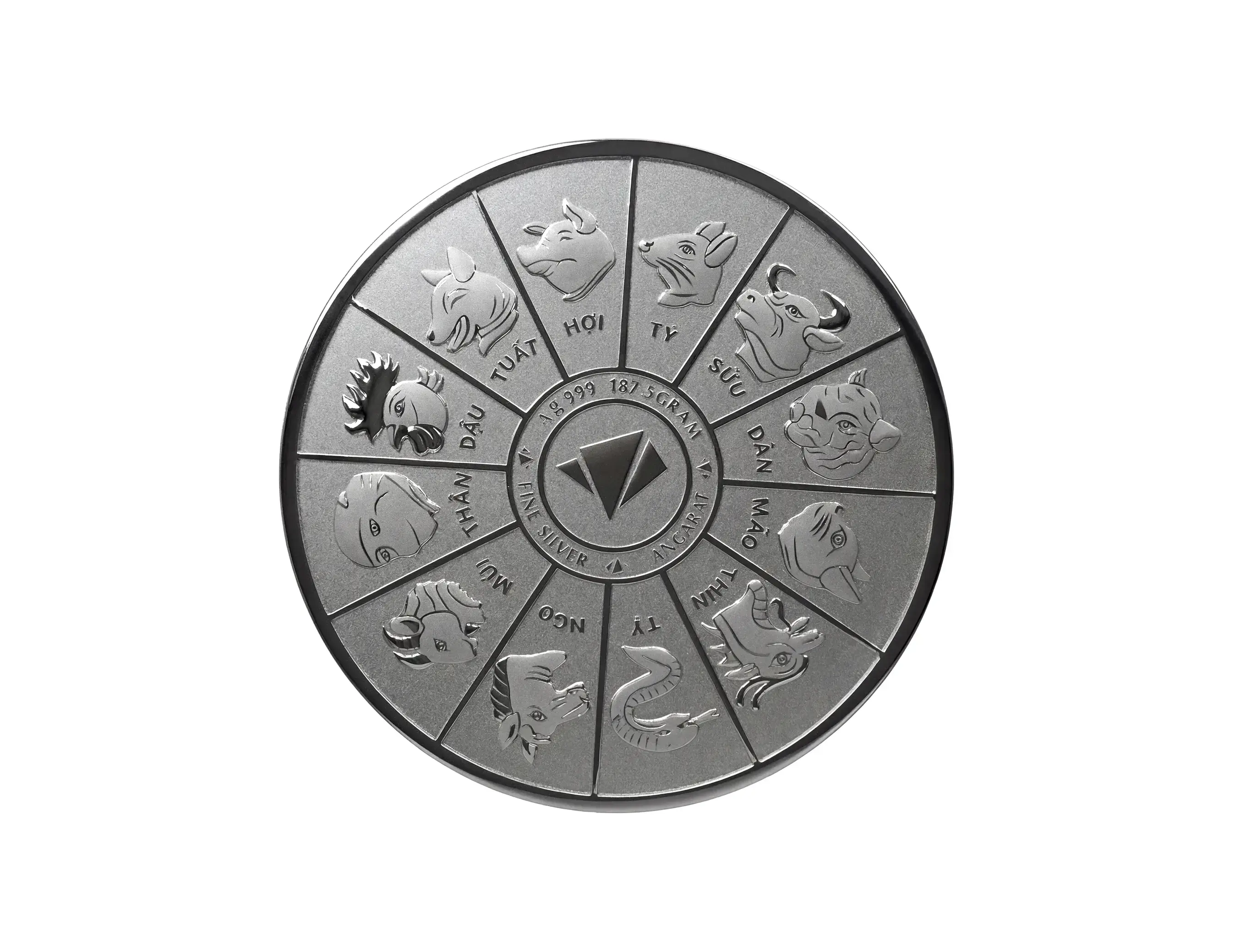 Hình ảnh 12 con giáp được chạm khắc tinh xảo trên mặt sau đồng Thần Tài Vạn Phúc, tạo thế "Tam Hợp - Lục Hợp" mang lại sự hòa hợp và bảo vệ vạn năng cho gia chủ ở mọi độ tuổi.