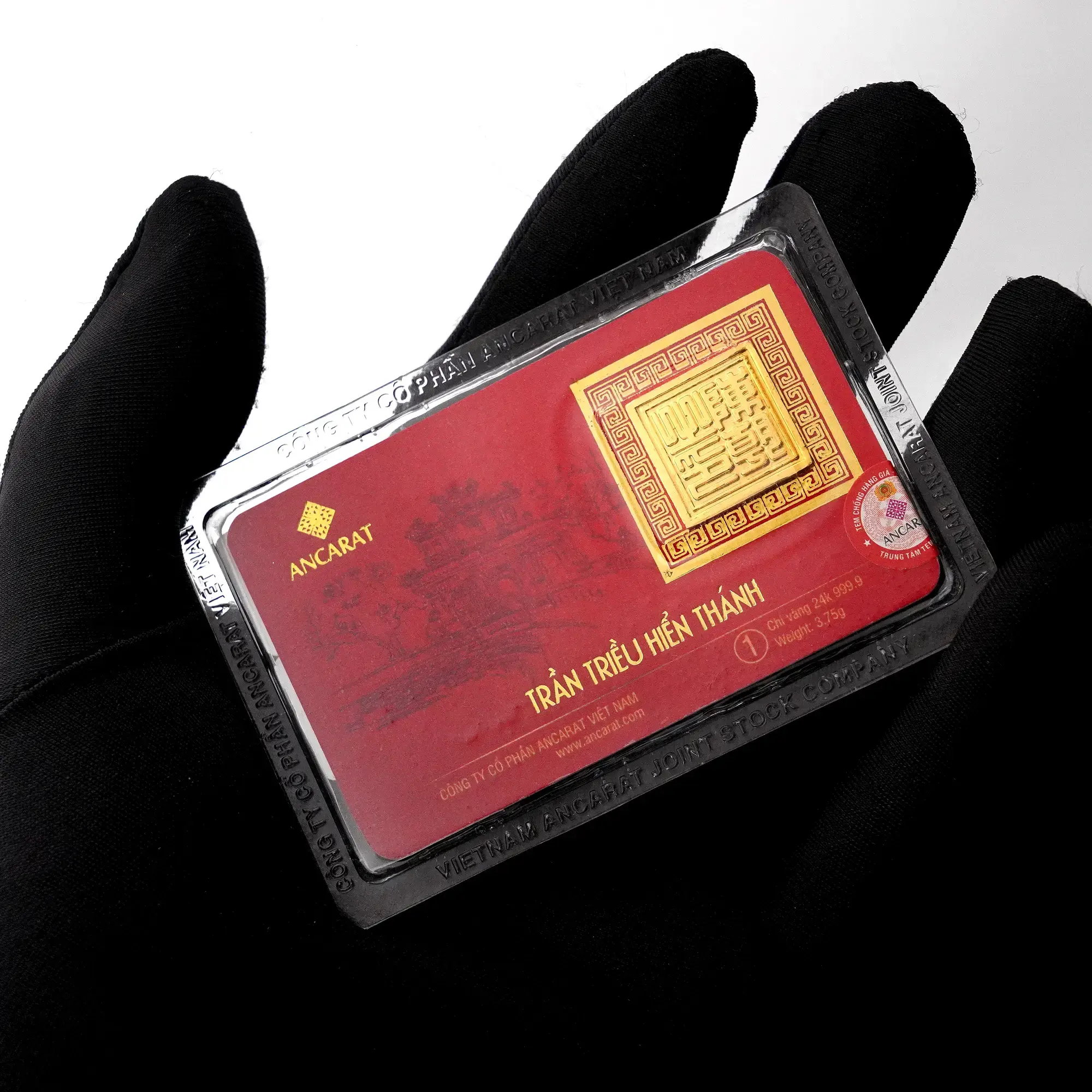 Bốn chữ Triện ấn Trần Triều Hiển Thánh được dập nổi vô cùng sắc nét và tinh xảo trên nền vàng 9999.