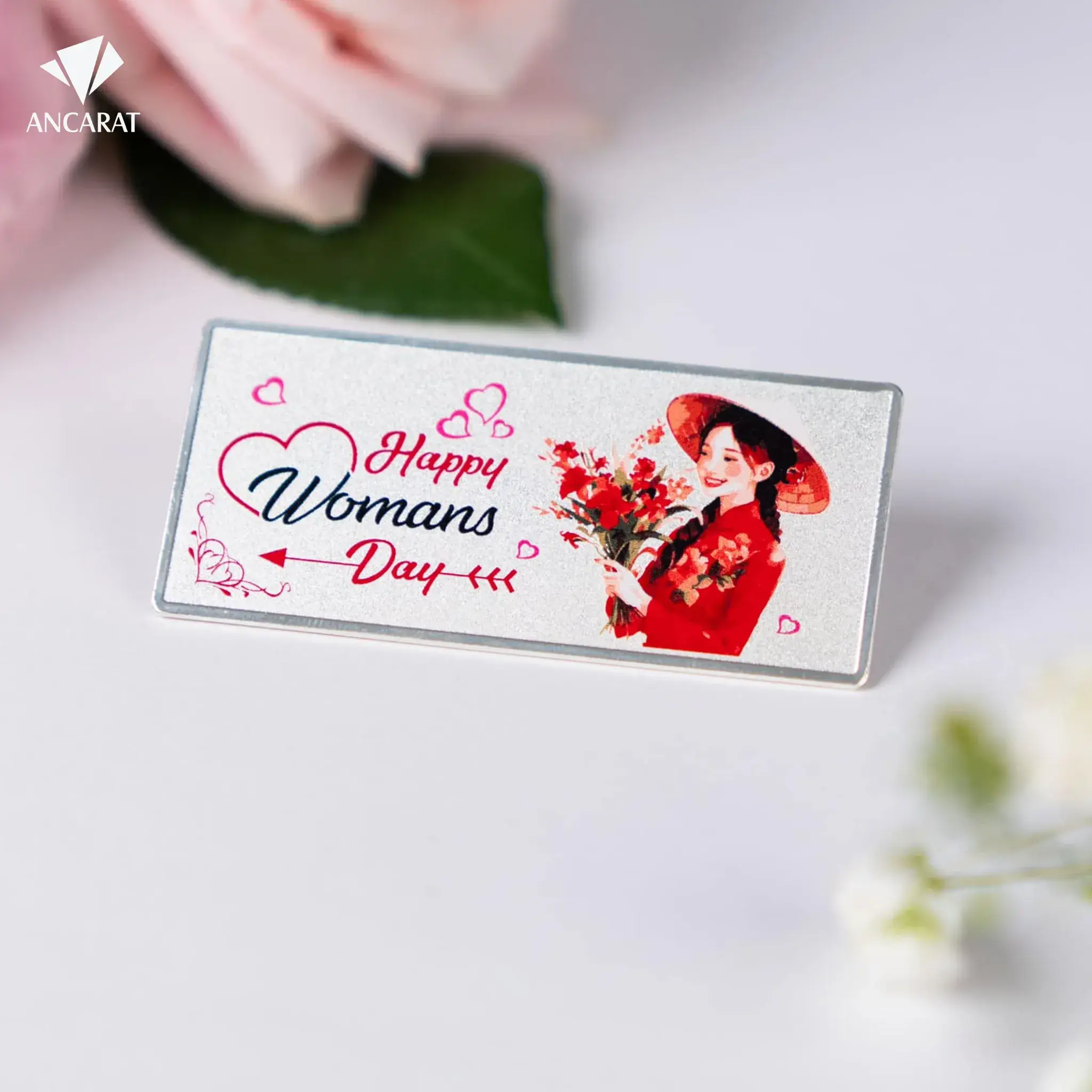 Chế tác từ bạc nguyên chất .999, Bạc miếng bảo đảm giá trị tích lũy bạc mỹ nghệ bền vững, là giải pháp quà tặng doanh nghiệp 8/3 đẳng cấp dành cho đối tác nữ.