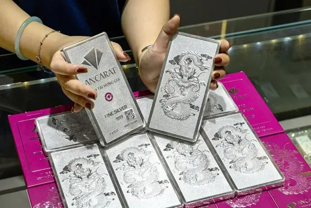 Khách hàng có thể dễ dàng rút bạc vật chất tại hệ thống cửa hàng sau khi thực hiện lệnh mua bạc online trên ngân hàng số MBBank.