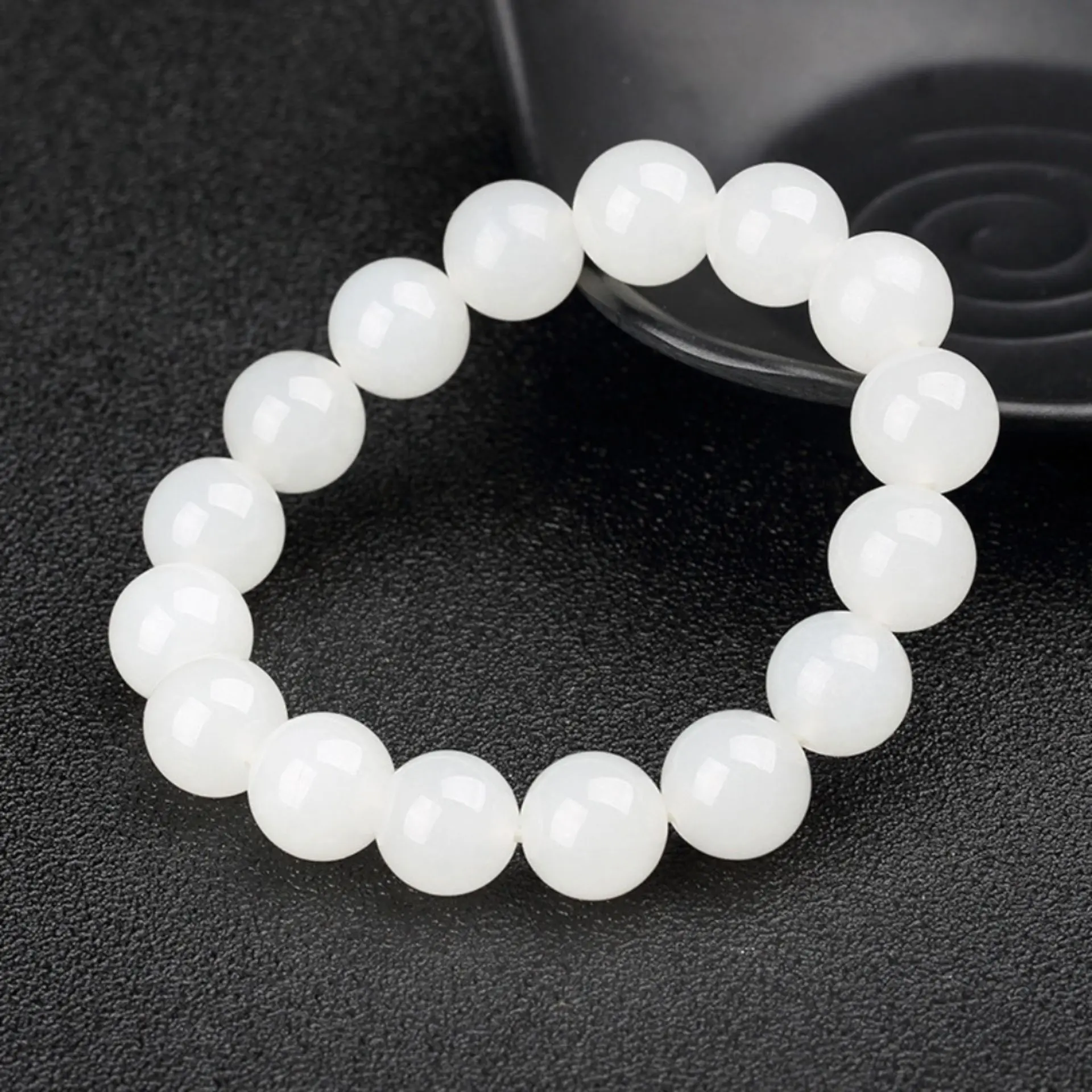 Mệnh Thủy hợp đá màu gì